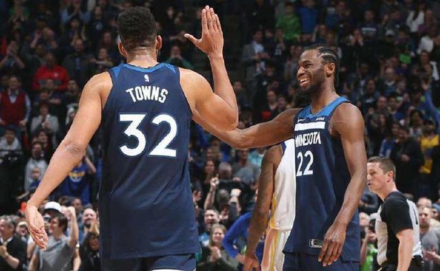 包含江畔朱雀队鏖战关东战狼队,篮球联赛火力全开,转换速度占优。关键战拿下信心的词条